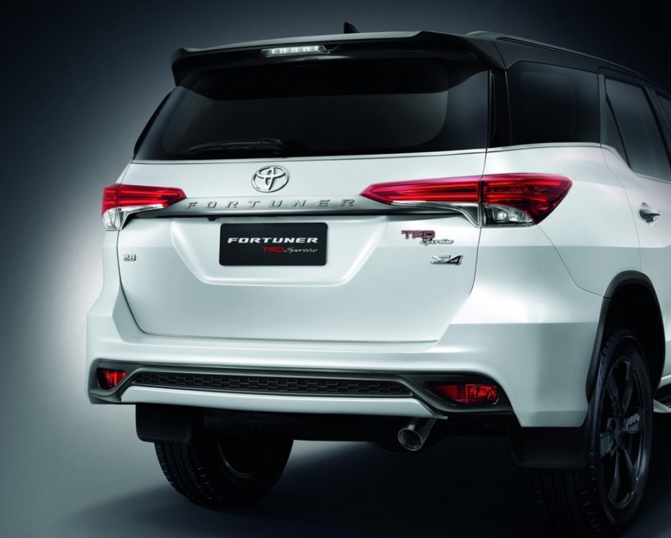 2016 Toyota Fortuner TRD Sportivo (1)