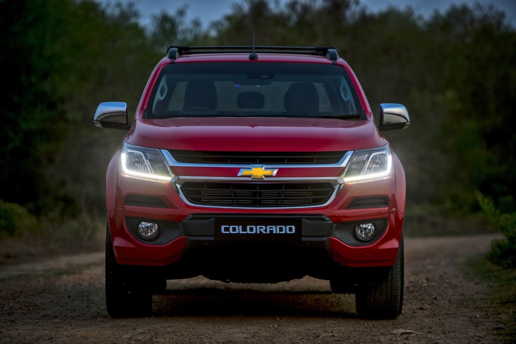 2017 Chevrolet Colorado High Country_front DRLs