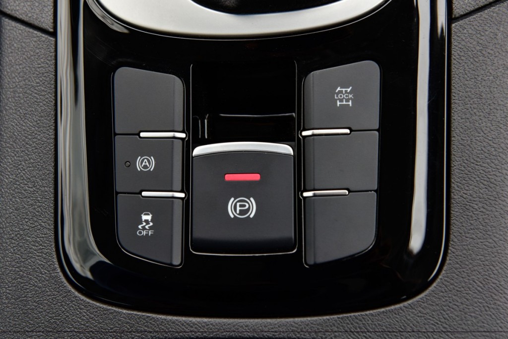 2016 MG GS interior driveautoblog Testdrive 1