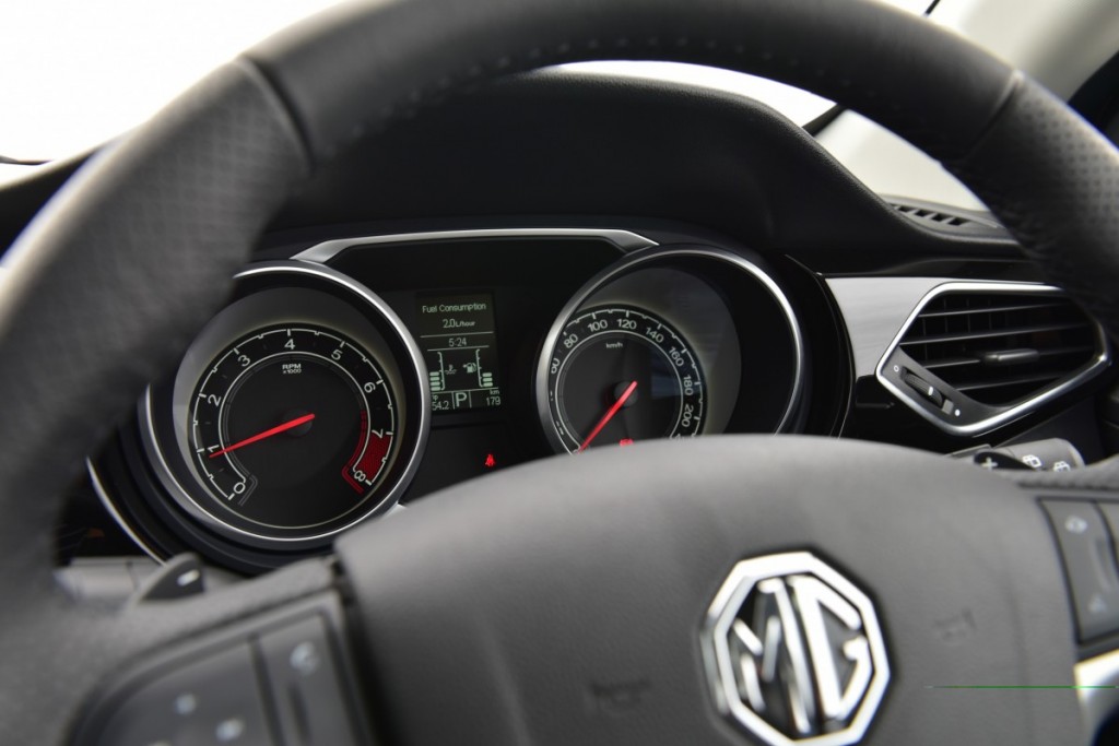 2016 MG GS interior driveautoblog Testdrive (1)