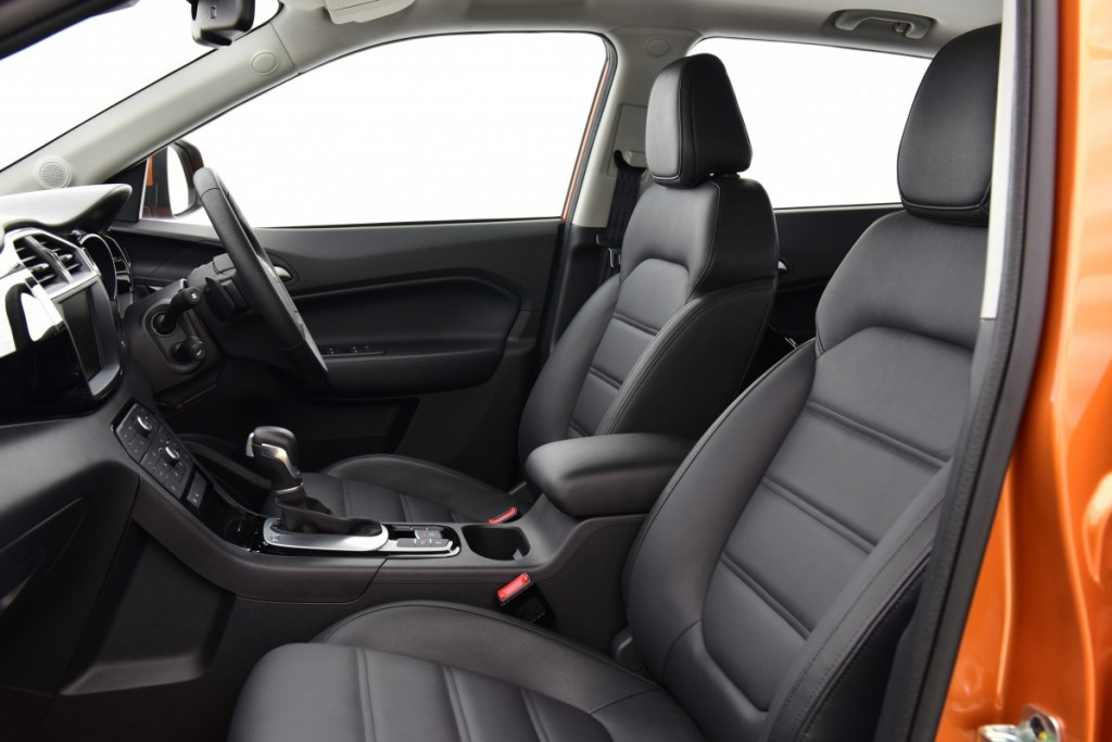 2016 MG GS interior driveautoblog Testdrive (26)