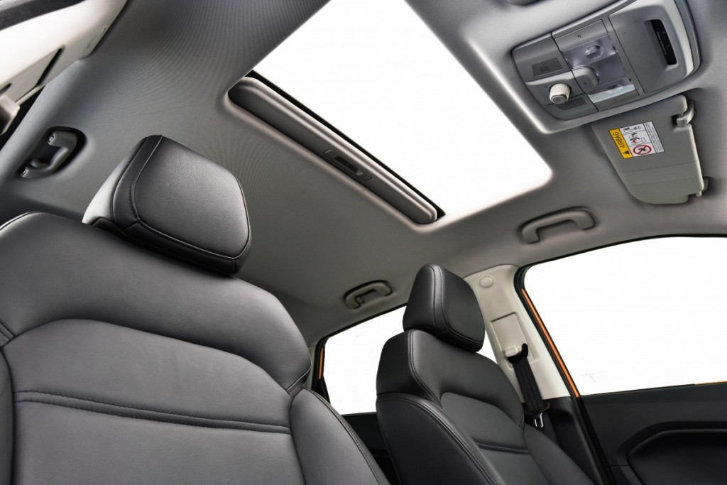 2016 MG GS interior driveautoblog Testdrive (29)