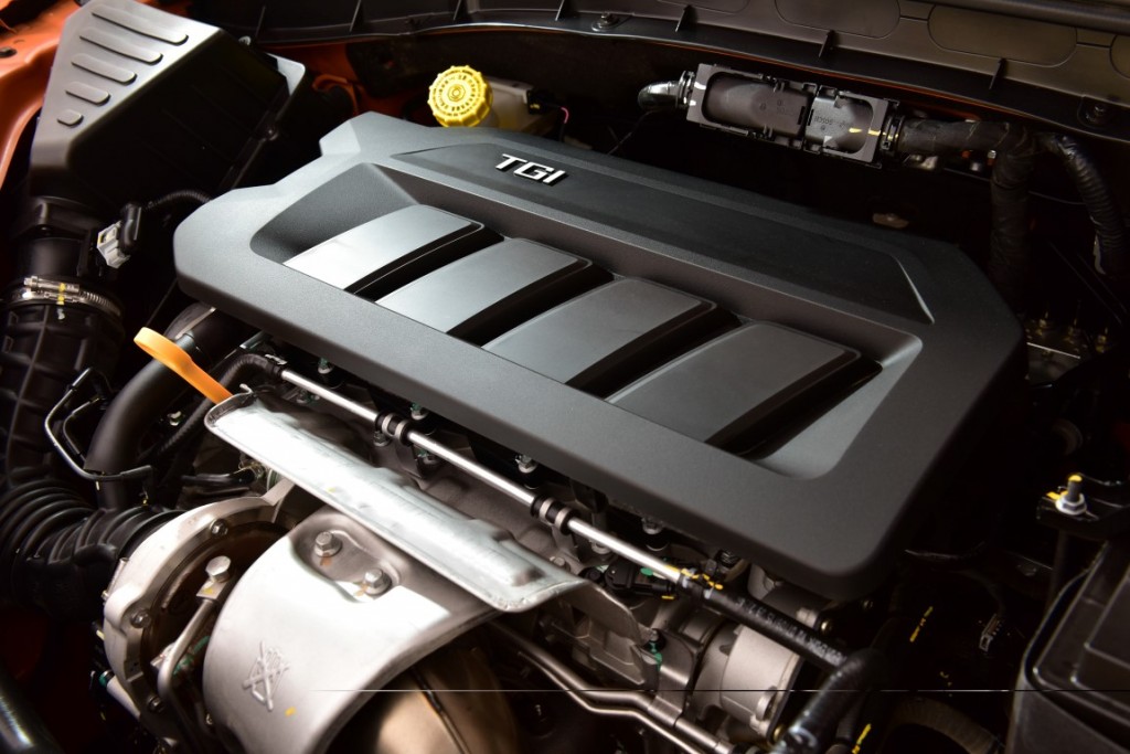 2016 MG GS เครื่องยนต์ driveautoblog
